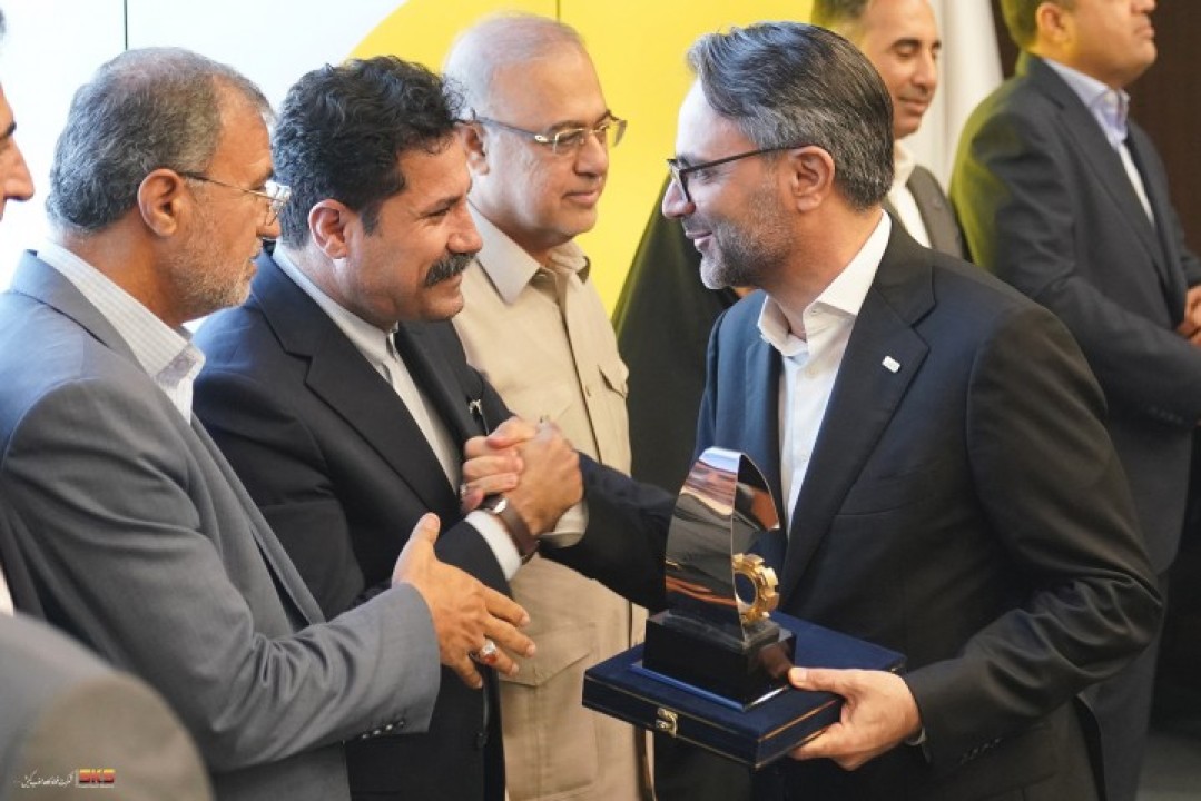 تجلیل از شرکت فولاد کاوه جنوب کیش به عنوان واحد نمونه صنعتی استان هرمزگان تجلیل از شرکت فولاد کاوه جنوب کیش به عنوان واحد نمونه صنعتی استان هرمزگان